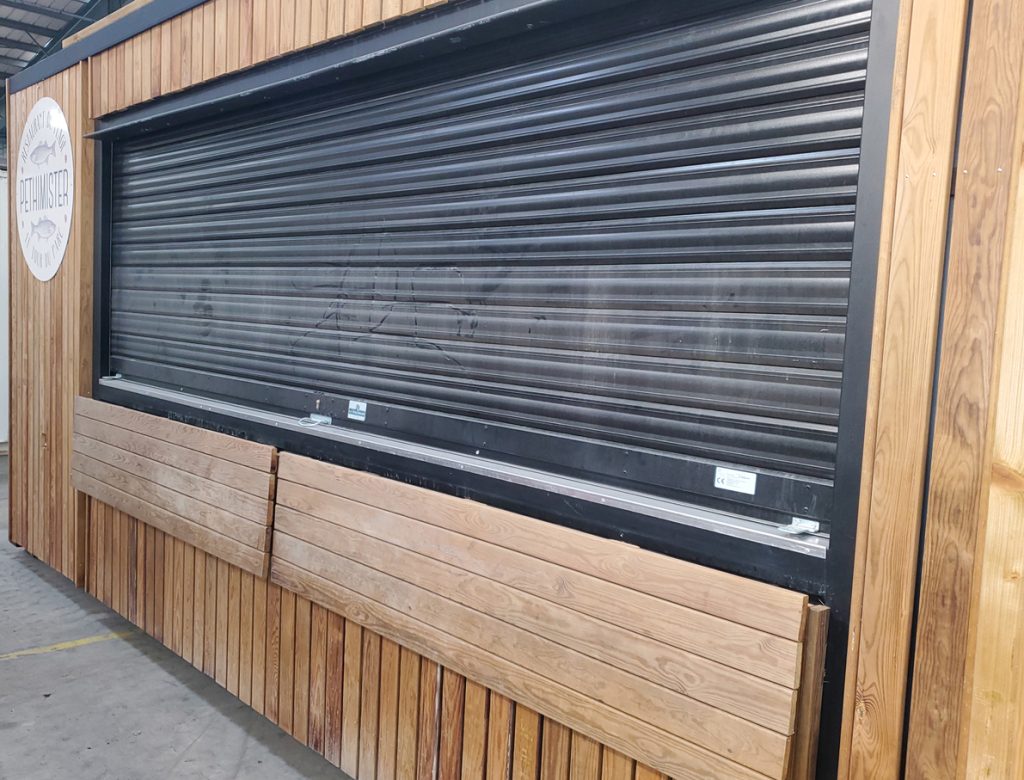 Snack avec volet métallique