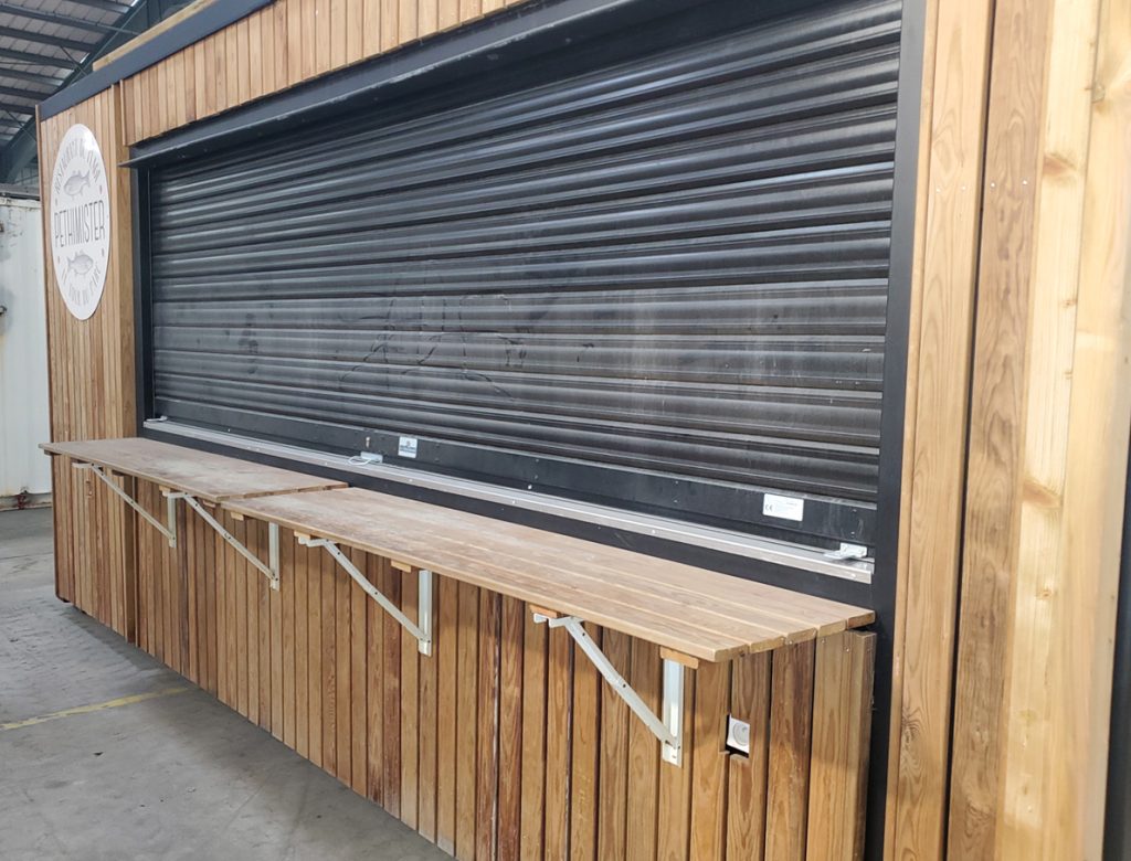 Snack avec volet métallique